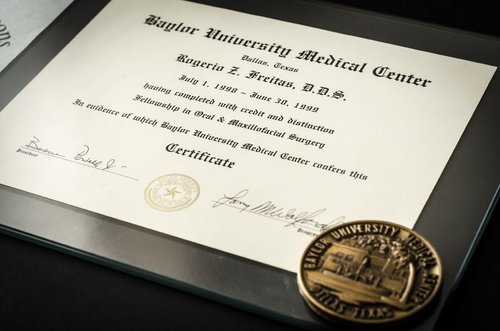 diploma da universidade do texas do Dr. rogério zambonato, dentista de brasília, especialista em cirurgia ortognática