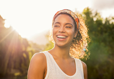 sorriso ao ar livre mostrando que é possível ter sorriso lindo depois de cirurgia ortognática